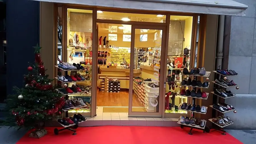 La devanture illuminée de la boutique au 4 Rue Favre à Chambéry, avec son tapis rouge