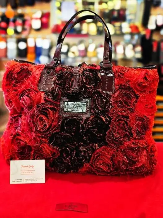 Sac de créateur en roses de soie rouge restauré à l'atelier