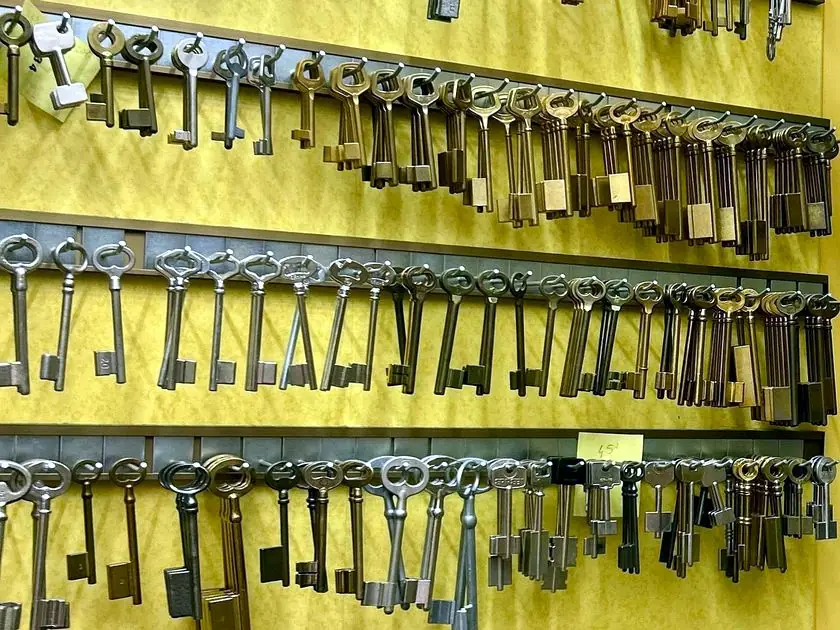 Mur de clés anciennes et de sûreté en laiton de la boutique, des centaines de modèles