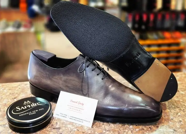 Soulier richelieu gris entièrement ressemelé à l'atelier