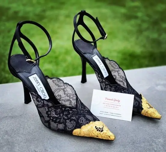 Escarpins de luxe en dentelle noire aux pointes dorées, sublimés par l'atelier