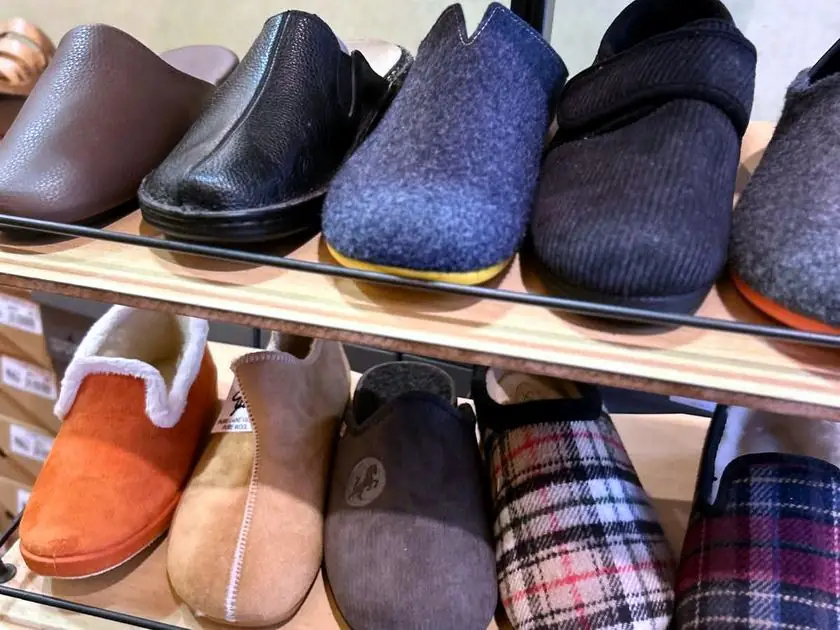 Rayon de pantoufles et chaussons d'hiver en boutique