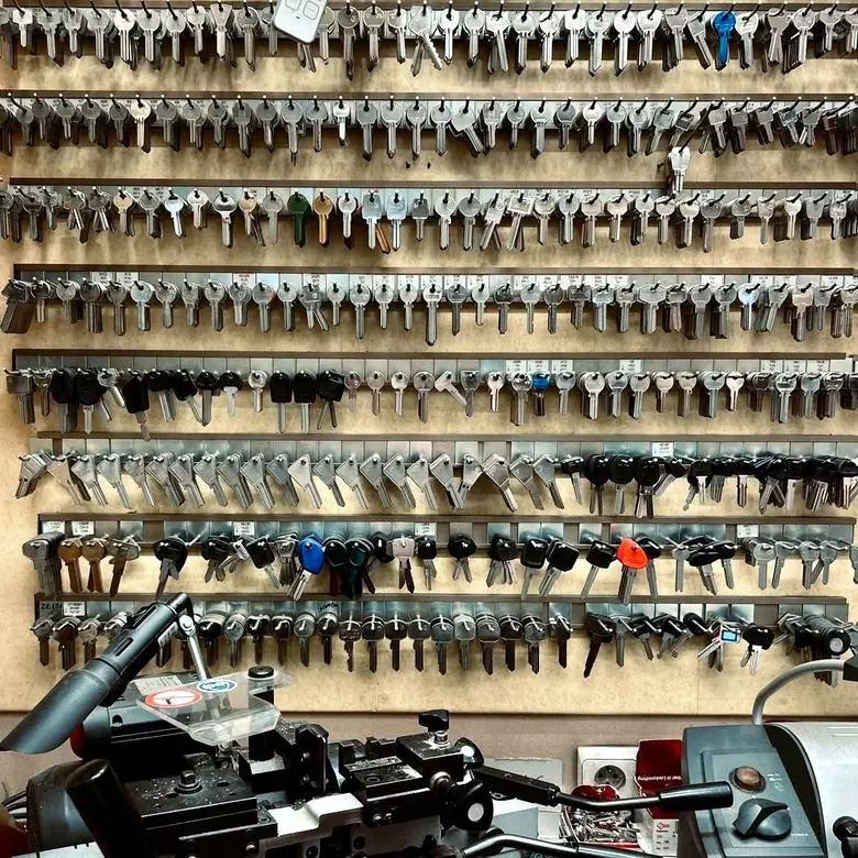 Mur d'ébauches de clés de la boutique, des centaines de modèles disponibles
