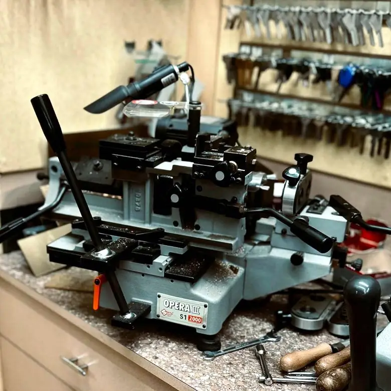 Machine de taille de clés de précision de l'atelier