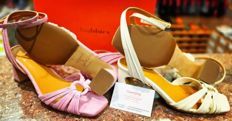Deux paires de sandales à brides, rose et ivoire, avec patins de protection antidérapants