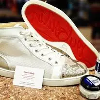 Sneakers montantes en python et cuir ivoire à semelle rouge, protégées à l'atelier