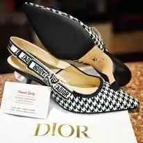 Escarpins slingback pied-de-poule restaurés, sur leur boîte