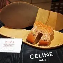 Sandale en cuir gold ressemelée, devant sa pochette d'origine