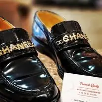 Mocassins vernis noirs à chaîne dorée glacés à l'atelier