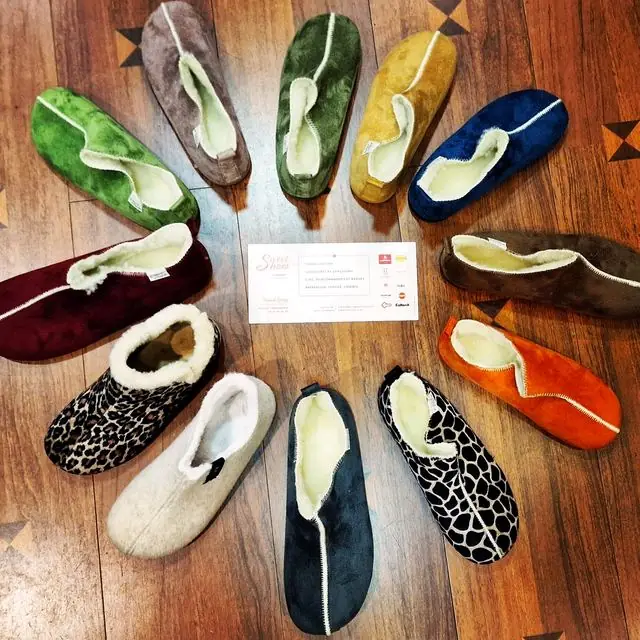 Chaussons en peau lainée disposés en roue, toutes les couleurs disponibles