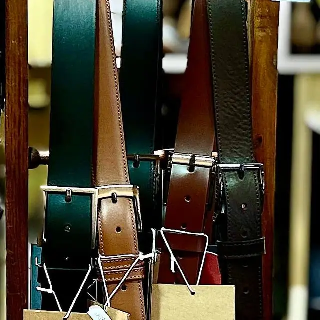Présentoir de ceintures en cuir pleine fleur, fabrication française